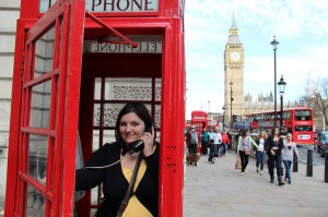 Gaëlle dans une cabine téléphonique londonienne